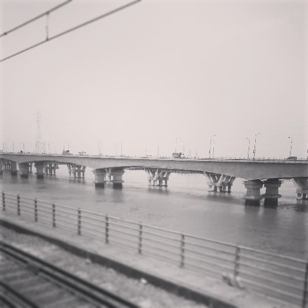 the vashi bridge was the biggest mystery of my childhood. I never could understand how were pillars constructed right in middle of the sea.